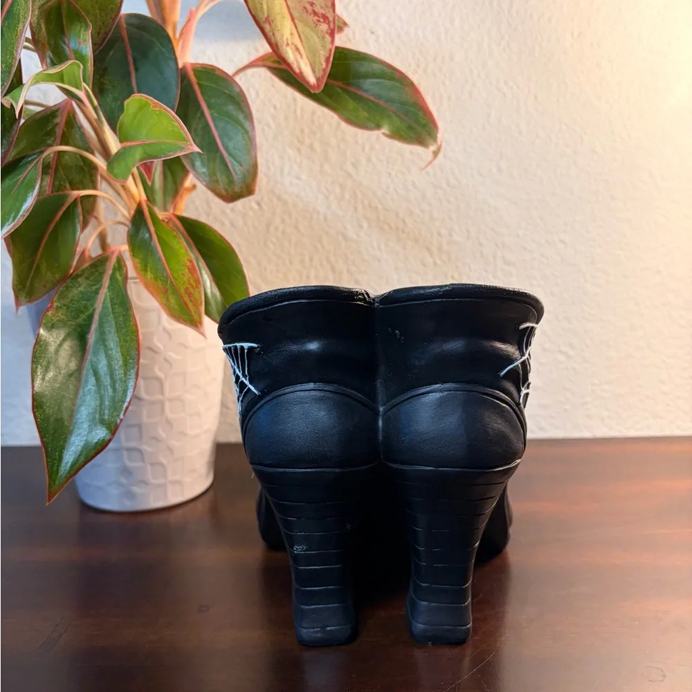 Two piece witch hat and shoes holiday decor - Picture 4 of 7